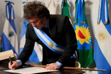 Milei endurece la pol&iacute;tica migratoria: habilit&oacute; la expulsi&oacute;n de extranjeros por agravios contra la Argentina