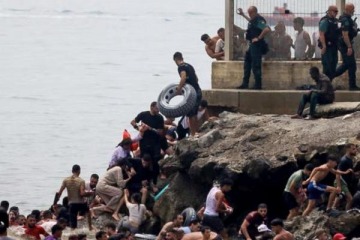 Foto de Ceuta desbordada: Pedro Sánchez denunció un "ataque a la integridad territorial" de España por la crisis migratoria