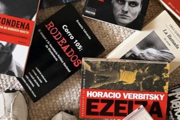 Julieta Ortega mostr&oacute; la biblioteca con la que investiga los a&ntilde;os 70 para una pel&iacute;cula