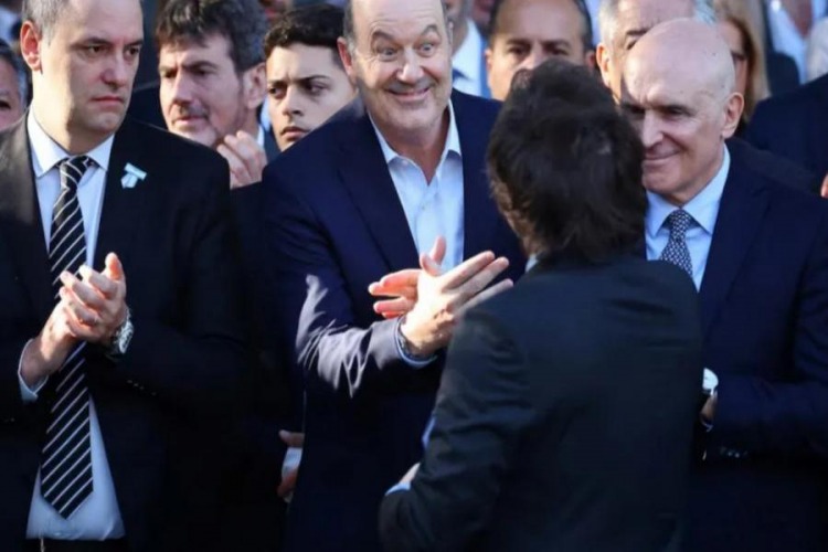  Bronca con Sturzenegger en el Gobierno por los papelones y fracasos en propiedad privada, puertos y libros