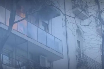 Foto de Incendio junto a la casa de Cristina: dos personas fueron trasladadas por inhalación de humo