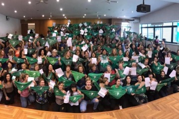 La firma de Milei al Consenso de Ginebra contra el aborto suma el rechazo de organizaciones y colectivos feministas