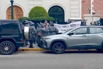 Una docena de Gandalfs escrach&oacute; a Peter Thiel frente a su casa por su inversi&oacute;n en Vaca Muerta