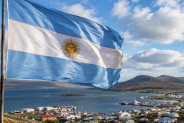 Malvinas: una bandera argentina volvi&oacute; a flamear en las islas despu&eacute;s de 44 a&ntilde;os