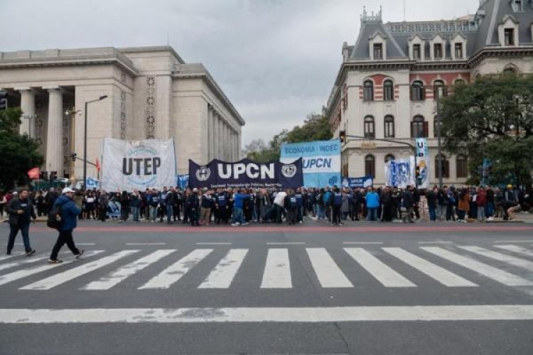 Marcha de los endeudados: la CGT, las dos CTA y la UTEP se movilizaron al Ministerio de Economía contra el ajuste