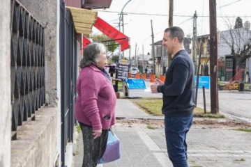 Juli&aacute;n &Aacute;lvarez supervis&oacute; el avance de las obras de pavimentaci&oacute;n en el barrio Villa Obrera