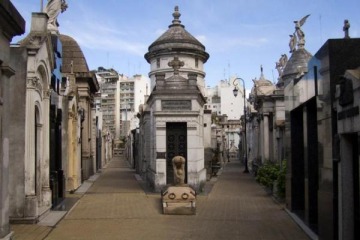 El Cementerio de la Recoleta sin cafeter&iacute;a en la b&oacute;veda: la Justicia porte&ntilde;a fren&oacute; la pol&eacute;mica licitaci&oacute;n 