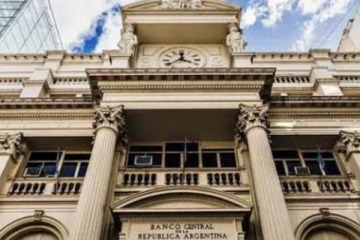 Caputo mueve u$s2.000 millones para darle m&aacute;s herramientas al BCRA y contener el d&oacute;lar