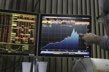 El riesgo pa&iacute;s vuelve a rozar los 500 puntos y los bonos argentinos ceden ante un escenario global adverso