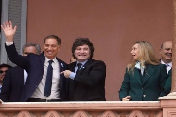 Milei desembarca en Bah&iacute;a Blanca con Karina y Santilli para anunciar inversiones y recorrer obras