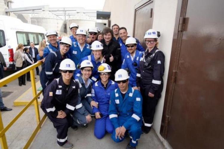 Milei recorrió la nueva planta de Compañía Mega en Bahía Blanca junto a Karina y Santilli