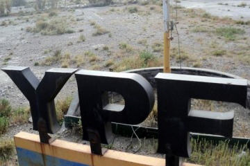 Foto de Máximo Kirchner y dirigentes peronistas presentan un documental sobre la salida de YPF de Comodoro