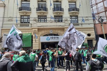 Defensa: ATE protesta frente a la obra social de los militares por los despidos y Presti ech&oacute; al liquidador del exIOSFA