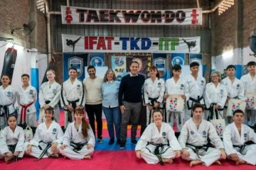 Juli&aacute;n &Aacute;lvarez acompa&ntilde;&oacute; a deportistas de Lan&uacute;s que competir&aacute;n en el Mundial de Taekwon-Do en Espa&ntilde;a