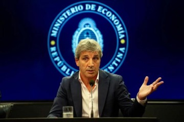 Caputo justific&oacute; el desplome de la econom&iacute;a en julio con "shocks transitorios"