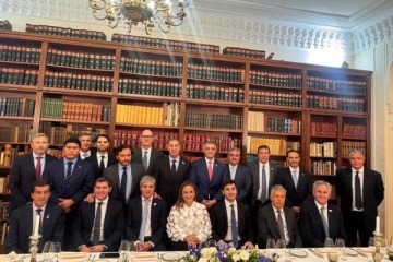 Santilli cen&oacute; con 12 gobernadores en Par&iacute;s para negociar las PASO y afianzar el v&iacute;nculo con las provincias