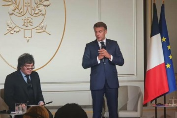 Macron recibi&oacute; a Milei en el Palacio del El&iacute;seo junto a gobernadores