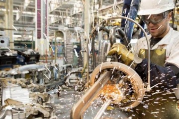 Insuficiente: la industria subi&oacute; 1,9% en agosto, pero no logr&oacute; revertir el derrumbe previo