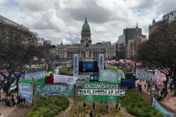 Foto de Pese a la represi�n y la lluvia, una multitud colm� el Congreso por la Quinta Marcha Universitaria  