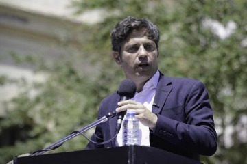 Kicillof a Milei: "Va a recorrer de nuevo el mundo para hacer campa&ntilde;a para sus amigos"