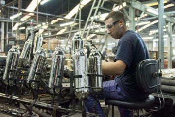 La actividad econ&oacute;mica cay&oacute; casi 2% interanual en agosto y creci&oacute; apenas 0,1% mensual