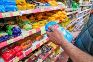 Las ventas en supermercados y mayoristas cayeron m&aacute;s del 3% interanual en agosto