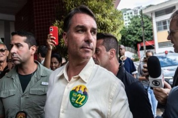 La Justicia brasile&ntilde;a le prohibi&oacute; salir del pa&iacute;s a Fl&aacute;vio Bolsonaro 