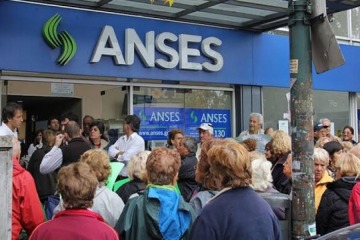 El bono para jubilados seguir&aacute; en $70.000: perdi&oacute; $161 mil de poder adquisitivo tras 32 meses congelado por Milei